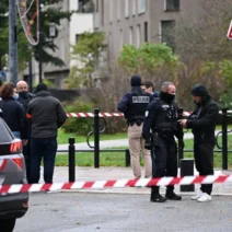 Παρίσι: Άγνωστος μαχαίρωσε γυναίκα που περπατούσε με την 6χρονη κόρη της