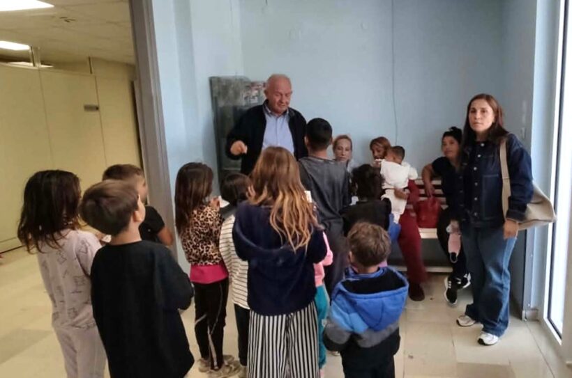 Φωτογραφία που απεικονίζει νέους Ρομά σε παϊδίαν στην Έλιδα