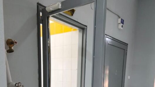 Φωτογραφία από το Αίγιο δείχνει την κατάληψη και τα κλεμμένα εξοπλ…