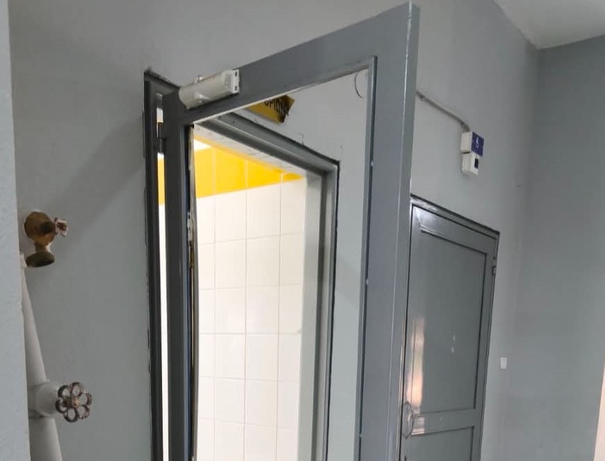 Φωτογραφία από το Αίγιο δείχνει την κατάληψη και τα κλεμμένα εξοπλ…