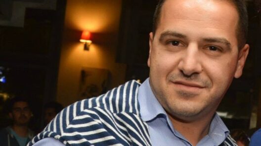 «Η πολιτική επιβίωση δεν μπορεί να είναι πάνω από την ανθρωπιά» 13 Διαφημιστικό πανό με το κείμενο «Η πολιτική επεβίωση δεν μπορεί να…
