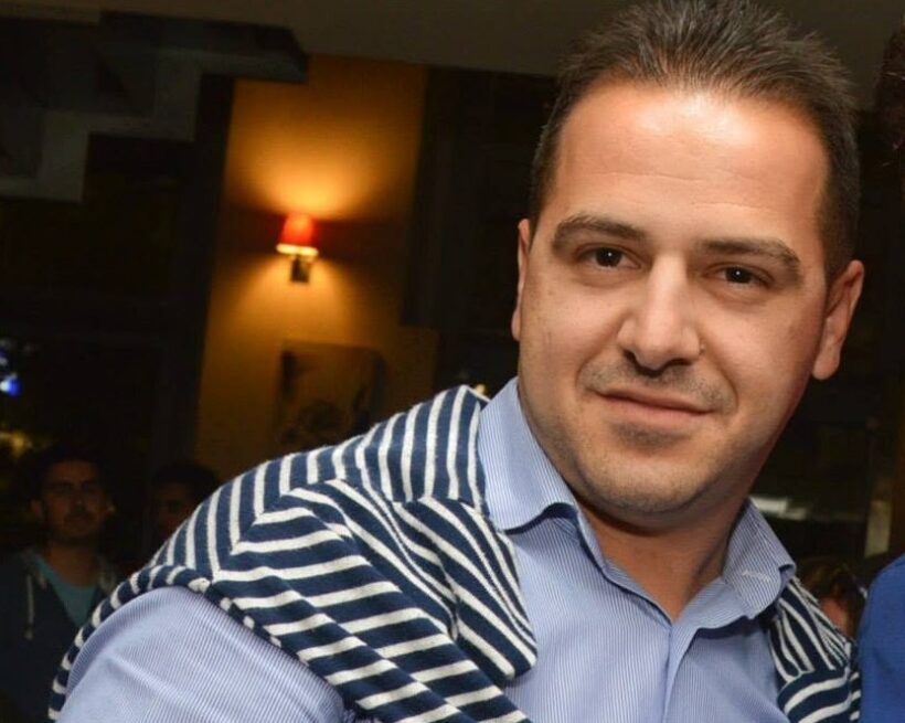 Διαφημιστικό πανό με το κείμενο «Η πολιτική επεβίωση δεν μπορεί να…