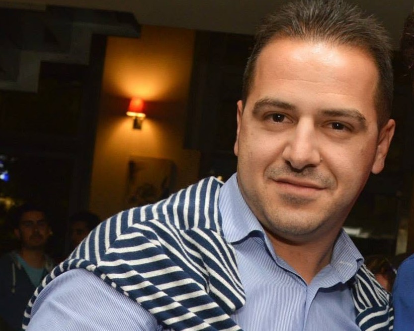 Διαφημιστικό πανό με το κείμενο «Η πολιτική επεβίωση δεν μπορεί να…