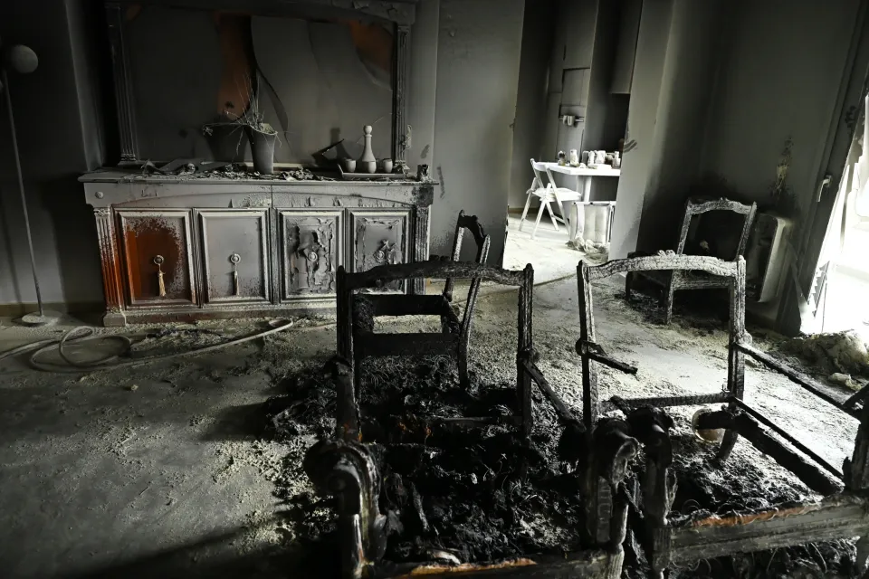 Γλυφάδα: Στάχτη σπίτια και αυτοκίνητα από εμπρησμούς στελέχους του Πολεμικού Ναυτικού σε πρώην συντρόφων ΒΙΝΤΕΟ-ΦΩΤΟ 5 Γλυφάδα: Στάχτη σπίτια και αυτοκίνητα από εμπρησμούς στελέχους του Πολεμικού Ναυτικού σε πρώην συντρόφων ΒΙΝΤΕΟ-ΦΩΤΟ