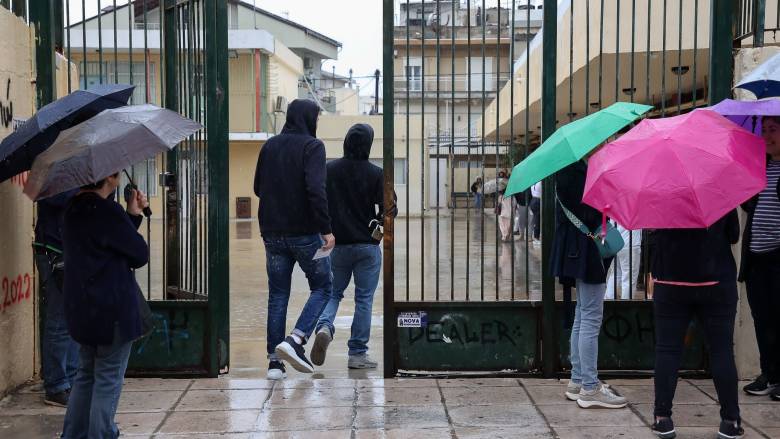 Αγρίνιο: Νεαροί εξύβρισαν και απείλησαν διευθυντή σχολείου