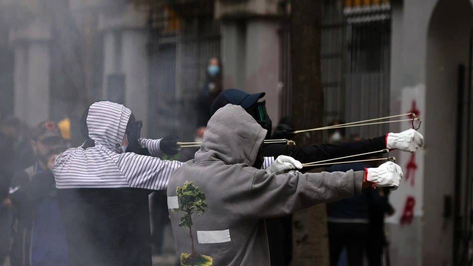 Τίρανα: Χιλιάδες στους δρόμους κατά του Ράμα – «Παραιτήσου» φωνάζουν οι πολίτες 7 Τίρανα: Χιλιάδες στους δρόμους κατά του Ράμα – «Παραιτήσου» φωνάζουν οι πολίτες
