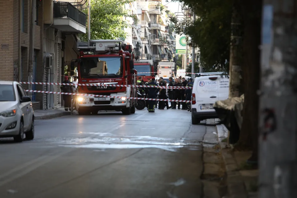 Έκρηξη στον Κολωνό: Δυο αστυνομικοί ανάμεσα στους τραυματίες - Τι ερευνά η ΕΛΑΣ - ΦΩΤΟ 5 Έκρηξη στον Κολωνό: Δυο αστυνομικοί ανάμεσα στους τραυματίες - Τι ερευνά η ΕΛΑΣ - ΦΩΤΟ