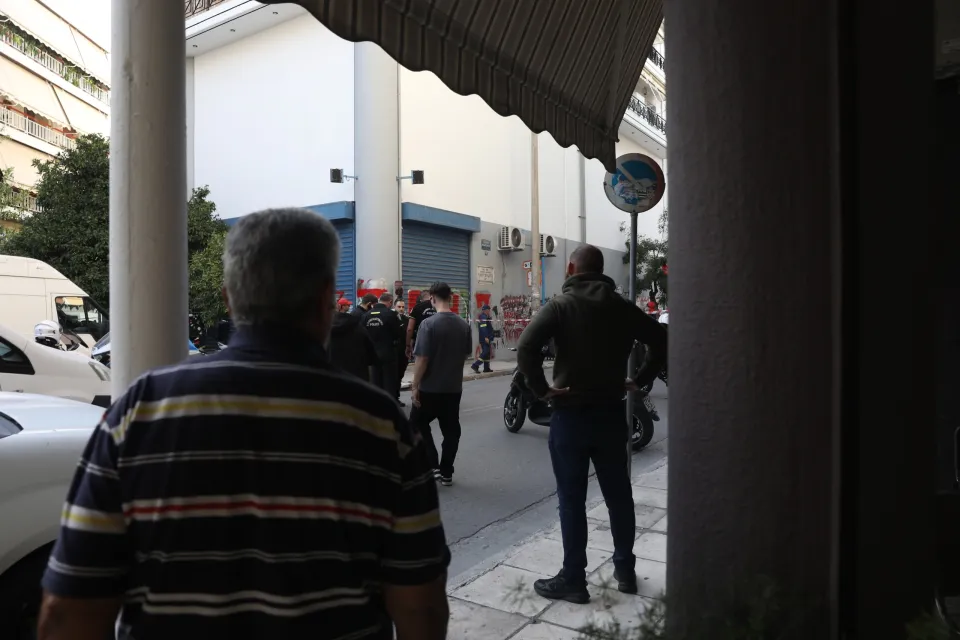 Έκρηξη στον Κολωνό: Δυο αστυνομικοί ανάμεσα στους τραυματίες - Τι ερευνά η ΕΛΑΣ - ΦΩΤΟ 6 Έκρηξη στον Κολωνό: Δυο αστυνομικοί ανάμεσα στους τραυματίες - Τι ερευνά η ΕΛΑΣ - ΦΩΤΟ