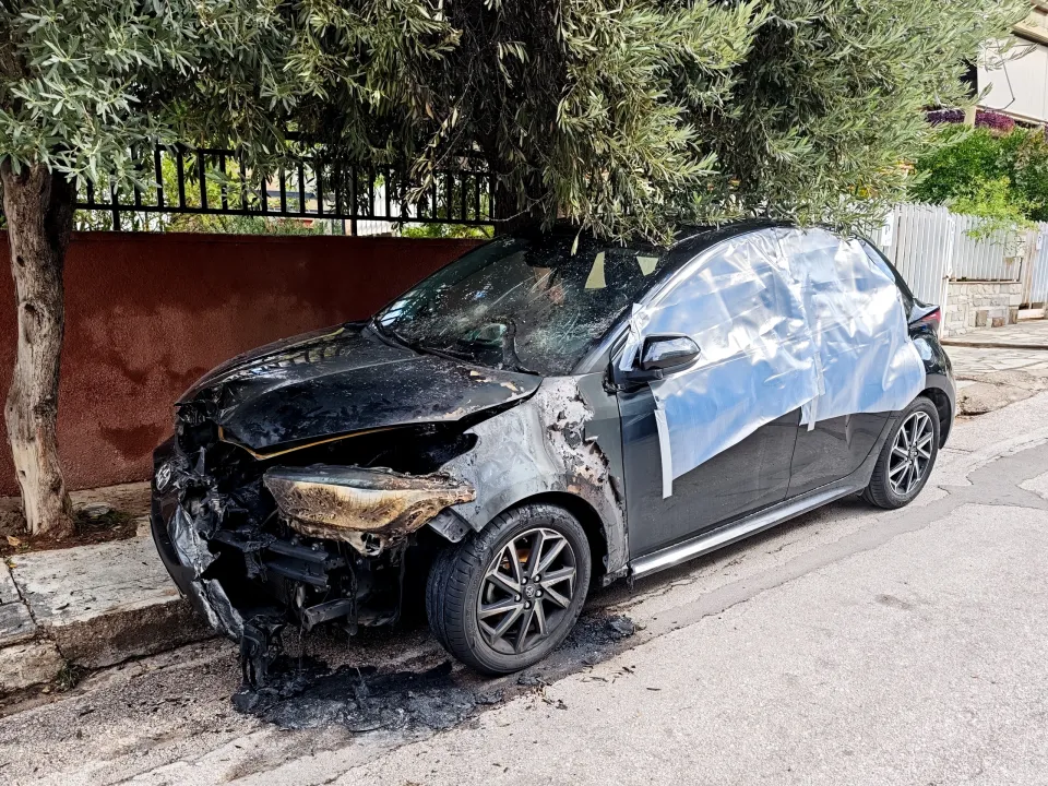 Γλυφάδα: Στάχτη σπίτια και αυτοκίνητα από εμπρησμούς στελέχους του Πολεμικού Ναυτικού σε πρώην συντρόφων ΒΙΝΤΕΟ-ΦΩΤΟ 10 Γλυφάδα: Στάχτη σπίτια και αυτοκίνητα από εμπρησμούς στελέχους του Πολεμικού Ναυτικού σε πρώην συντρόφων ΒΙΝΤΕΟ-ΦΩΤΟ