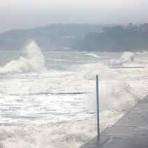 Αγγλία: Την παρέσυρε τεράστιο κύμα ενώ έβγαζε βόλτα το κατοικίδιό της