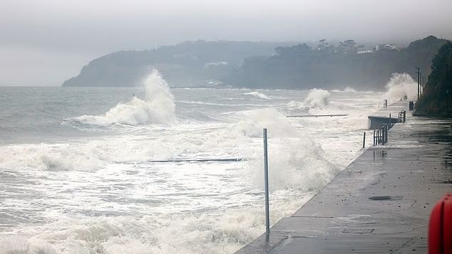 Αγγλία: Την παρέσυρε τεράστιο κύμα ενώ έβγαζε βόλτα το κατοικίδιό της