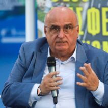 Φωτογραφία από το Πατρών, με φοιτητές σε πανεπιστημιακό χώρο
