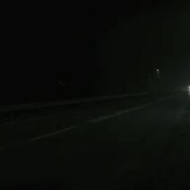 Δρόμος στο κέντρο του Αιγίου χωρίς δημόσιο φωτισμό, βραδινό σκηνικ…