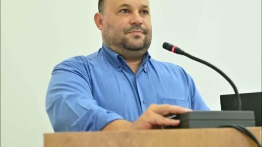 «Η πολιτική αντιπαράθεση απαιτεί επιχειρήματα, όχι προσβολές» 13 «Η πολιτική αντιπαράθεση απαιτεί επιχειρήματα, όχι προσβολές»