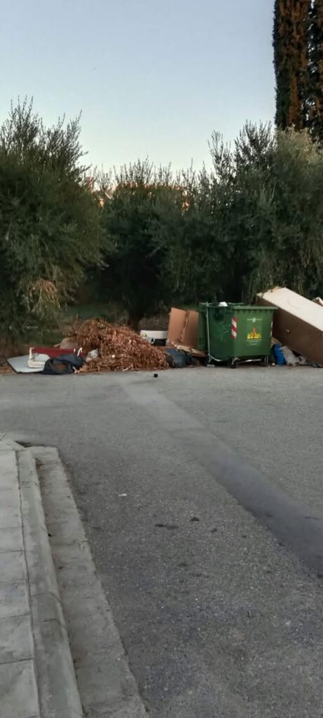 Πάτρα: Μπάζα και ογκώδη σκουπίδια αμάζευτα για καιρό στην Παπαθωμά ΦΩΤΟ 5 Πάτρα: Μπάζα και ογκώδη σκουπίδια αμάζευτα για καιρό στην Παπαθωμά ΦΩΤΟ