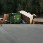 Πάτρα: Μπάζα και ογκώδη σκουπίδια αμάζευτα για καιρό στην Παπαθωμά ΦΩΤΟ