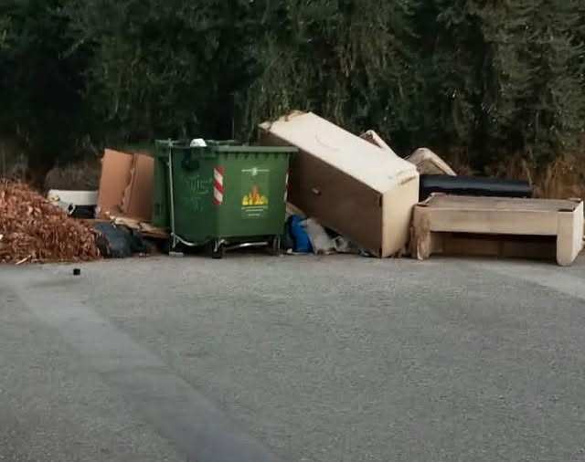 Μπάζα και ογκόδη σκουπίδια στη Λεωφόρο Παπαθώμα Φ95 στην Πάτρα