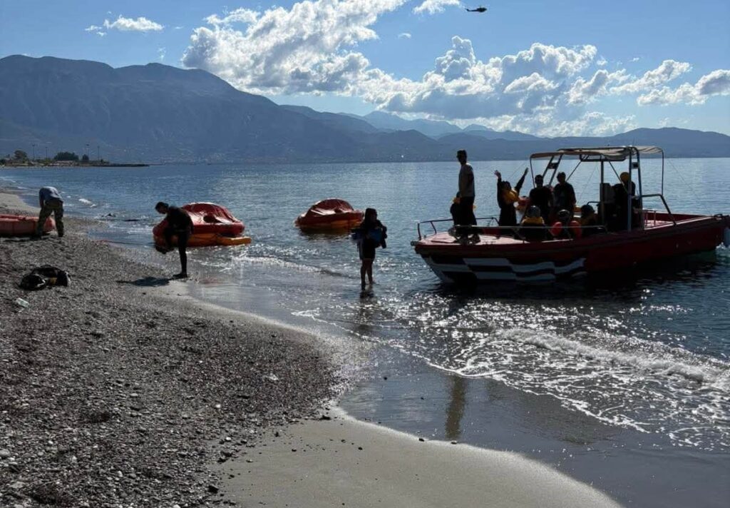 Αχαΐα: Θαλάσσια επιβίωση για τους εθελοντές πυροσβέστες ΦΩΤΟ