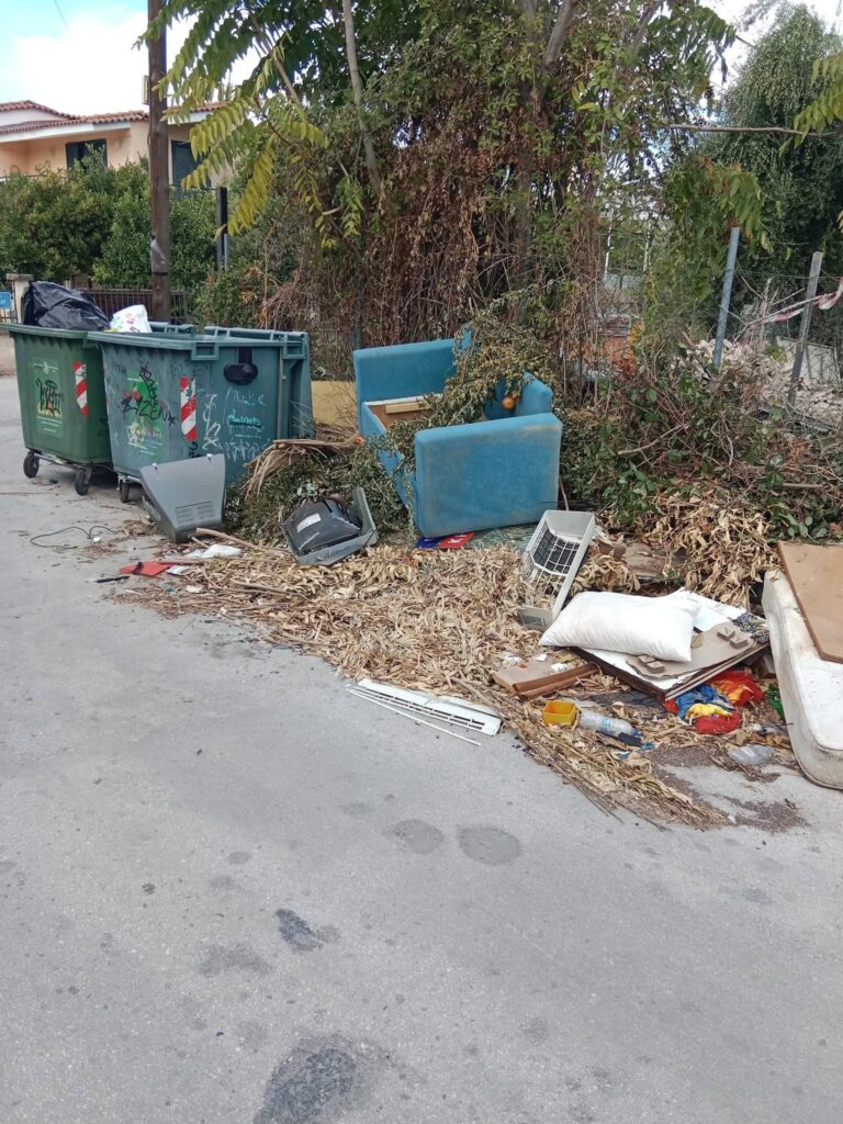Πάτρα: «Καθιστικό» με σαλόνι και στρώματα στον δρόμο ΦΩΤΟ 5 Πάτρα: «Καθιστικό» με σαλόνι και στρώματα στον δρόμο ΦΩΤΟ