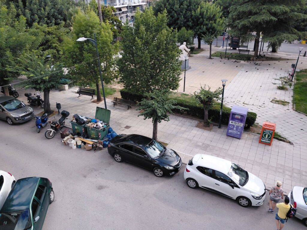 Πάτρα: Παρανομία και σκουπίδια στην πλατεία Ομονοίας ΦΩΤΟ 5 Πάτρα: Παρανομία και σκουπίδια στην πλατεία Ομονοίας ΦΩΤΟ