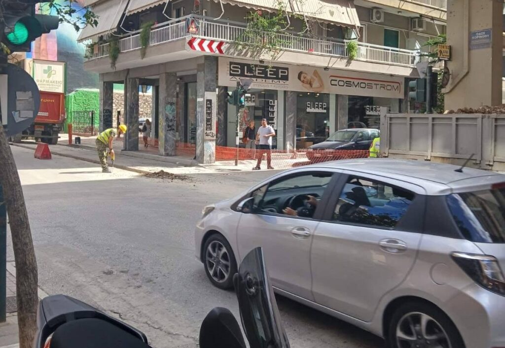 Κλειστός δρόμος στην Πάτρα με φανάρια που δείχνουν πράσινο