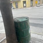 Πάτρα: Βαρέλι στο πεζοδρόμιο και… γερμένη κολώνα στο κέντρο της πόλης ΦΩΤΟ