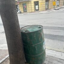 Πάτρα: Βαρέλι στο πεζοδρόμιο και… γερμένη κολώνα στο κέντρο της πόλης ΦΩΤΟ 1 Πάτρα: Βαρέλι στο πεζοδρόμιο και… γερμένη κολώνα στο κέντρο της πόλης ΦΩΤΟ