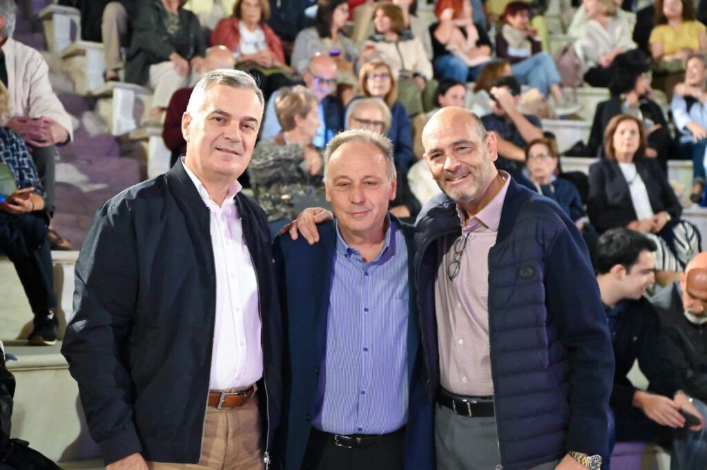 Αυλαία για το Ρωμαϊκό Ωδείο με την παράσταση «Ακριβούλα μου» ΦΩΤΟ