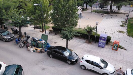 Πάτρα: Παρανομία και σκουπίδια στην πλατεία Ομονοίας ΦΩΤΟ