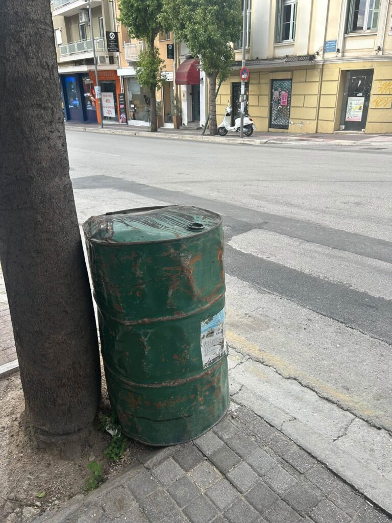 Πάτρα: Βαρέλι στο πεζοδρόμιο και… γερμένη κολώνα στο κέντρο της πόλης ΦΩΤΟ