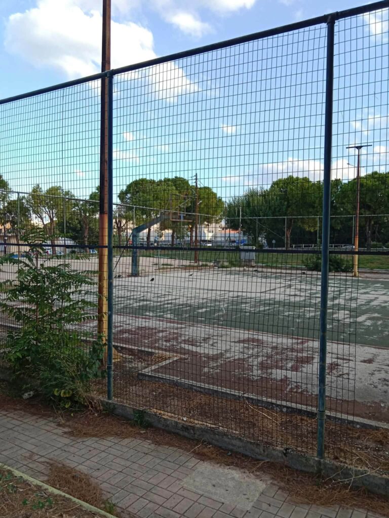 Πάτρα: Στην εγκατάλειψη ο αθλητικός χώρος Βενιζέλου και Παπανδρέου ΦΩΤΟ 7 Πάτρα: Στην εγκατάλειψη ο αθλητικός χώρος Βενιζέλου και Παπανδρέου ΦΩΤΟ