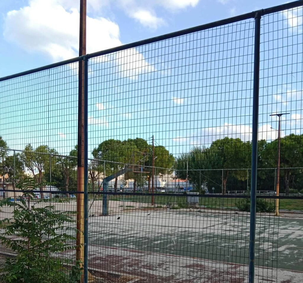 Πάτρα: Από γήπεδο… «κουφάρι» – Εικόνες εγκατάλειψης στις Ελ. Βενιζέλου και Γ. Παπανδρέου ΦΩΤΟ