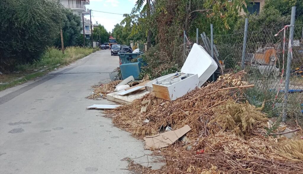 Πάτρα: «Καθιστικό» με σαλόνι και στρώματα στον δρόμο ΦΩΤΟ