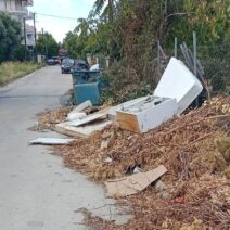 Πάτρα: «Καθιστικό» με σαλόνι και στρώματα στον δρόμο ΦΩΤΟ 2 Πάτρα: «Καθιστικό» με σαλόνι και στρώματα στον δρόμο ΦΩΤΟ