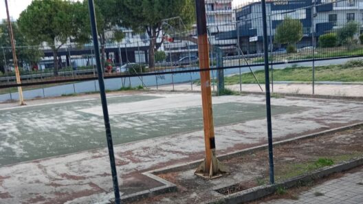 Πάτρα: Στην εγκατάλειψη ο αθλητικός χώρος Βενιζέλου και Παπανδρέου ΦΩΤΟ 12 Φωτογραφία του αθλητικού χρώρου Βενιζέλου και Παπανδρέου