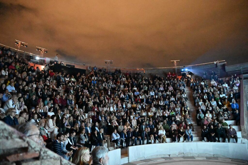 Αυλαία για το Ρωμαϊκό Ωδείο με την παράσταση «Ακριβούλα μου» ΦΩΤΟ