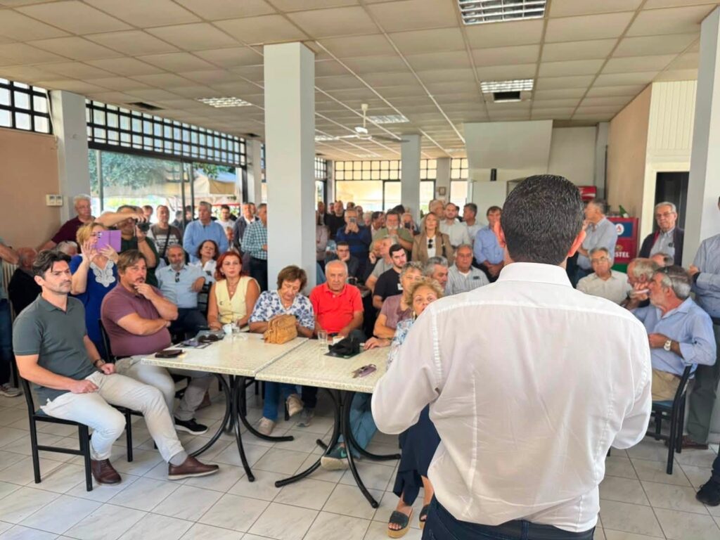Συμμετέχοντες σε πολιτική εκδήλωση του ΠΑΣΟΚ Αχαΐας στην Πάτρα, με…