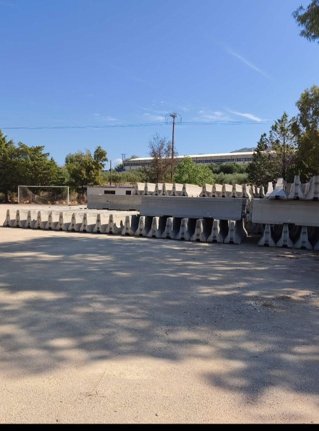 Κάτω Καστρίτσι: Χρήση του γηπέδου για συσσώρευση υλικών γεννά ερωτήματα ΦΩΤΟ 5 Κάτω Καστρίτσι: Χρήση του γηπέδου για συσσώρευση υλικών γεννά ερωτήματα ΦΩΤΟ