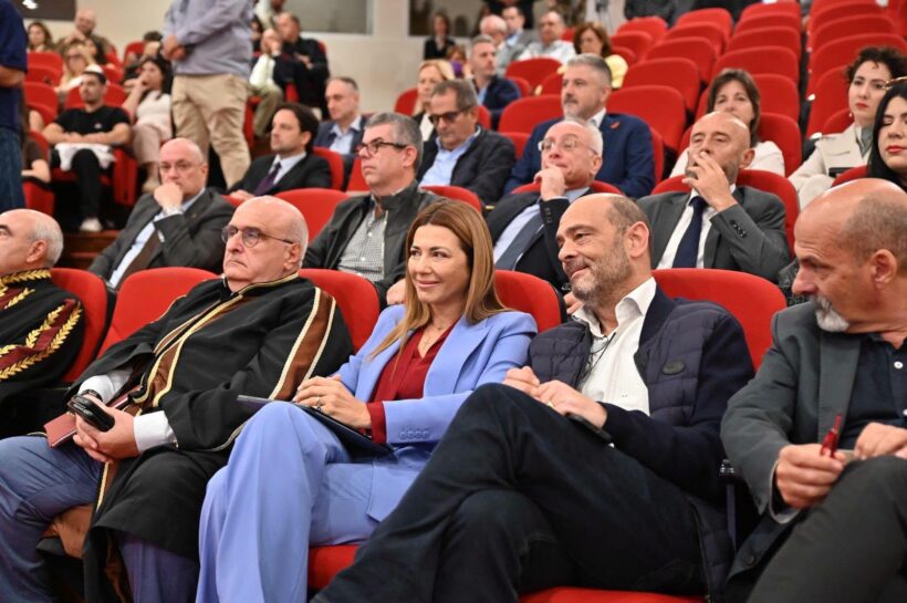Ο Ιάσων Φωτήλας στην τελετή υποδοχής φοιτητών του Αγγλόφωνου Προπτυχιακού του Πανεπιστημίου Πατρών ΦΩΤΟ