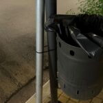 Πάτρα: Πατέντα στο κέντρο με δεμένο καλάθι σκουπιδιών σε κολώνα ΦΩΤΟ