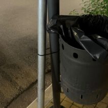Πάτρα: Πατέντα στο κέντρο με δεμένο καλάθι σκουπιδιών σε κολώνα ΦΩΤΟ 1 Κάδος σκουπιδιών γεμάτος κλάθη σε δρόμο της Πάτρας