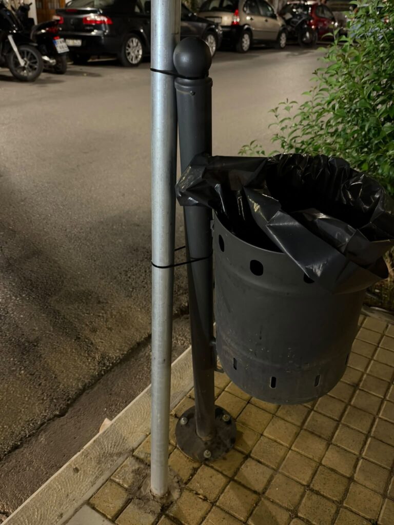 Πάτρα: Πατέντα στο κέντρο με δεμένο καλάθι σκουπιδιών σε κολώνα ΦΩΤΟ 5 Πάτρα: Πατέντα στο κέντρο με δεμένο καλάθι σκουπιδιών σε κολώνα ΦΩΤΟ