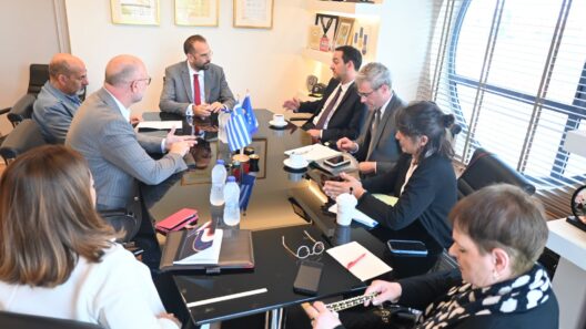 Γαλλικός πρέσβης και εκπρόσωπος Φαρμακής σε τελετή υπογραφής συνε…