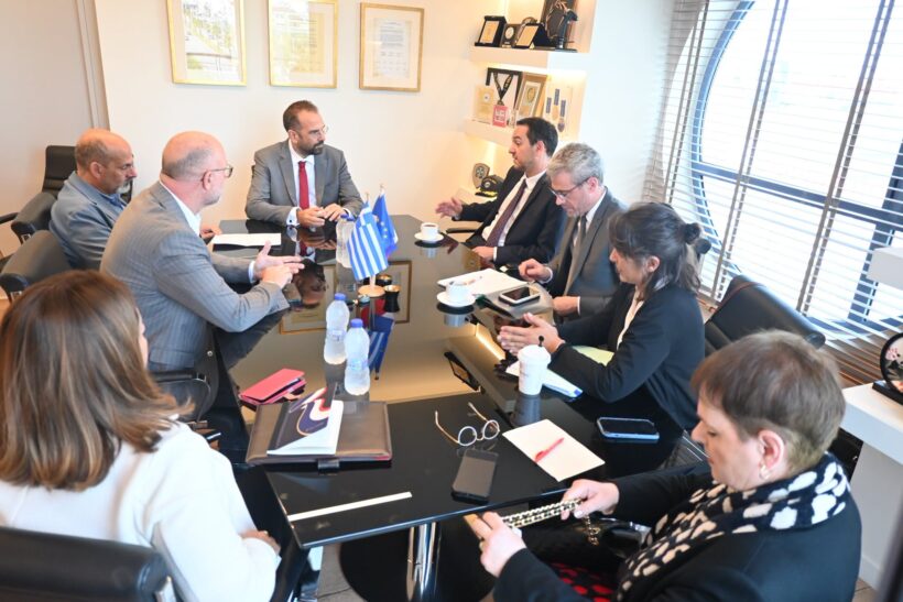 Πάτρα: Συνάντηση Φαρμάκη με τον πρέσβη της Γαλλίας για Πολιτισμό, Ιστορία, Καινοτομία ΦΩΤΟ 4 Γαλλικός πρέσβης και εκπρόσωπος Φαρμακής σε τελετή υπογραφής συνε…