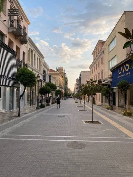 Πάτρα: Οχτακόσια μέτρα στον πεζόδρομο της Μαιζώνος χωρίς ένα παγκάκι ΦΩΤΟ 5 Πάτρα: Οχτακόσια μέτρα στον πεζόδρομο της Μαιζώνος χωρίς ένα παγκάκι ΦΩΤΟ