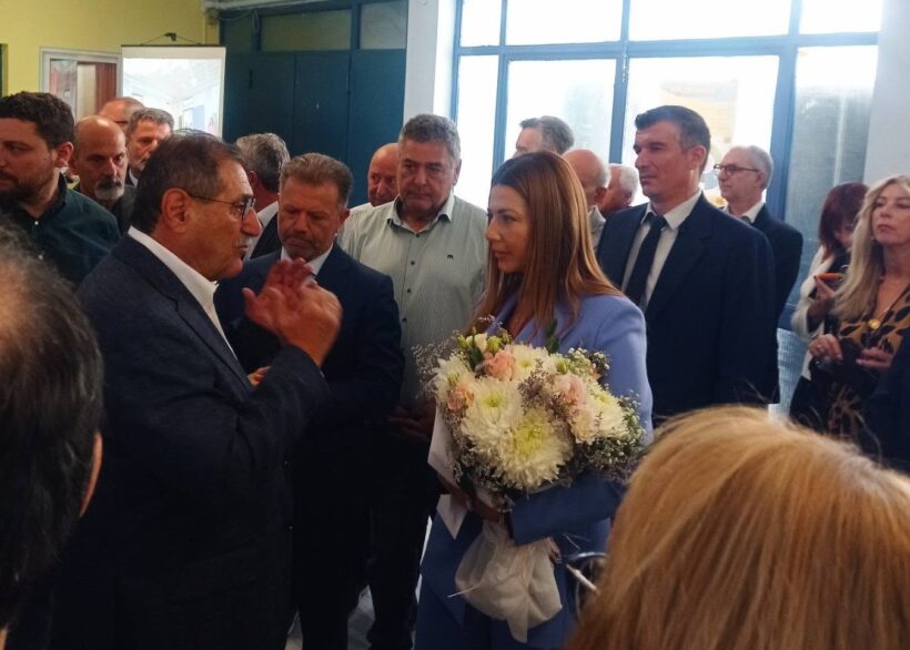 Παραλία με άμμο, θάλασσα και ανθρώπους που απολαμβάνουν τον ήλιο