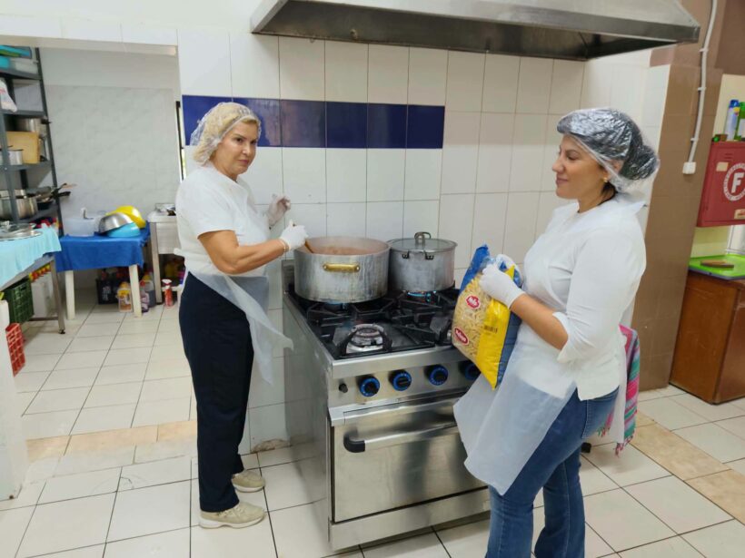 Η Αντιπεριφερειάρχης Γεωργία Ντάτσικα στην «Κουζίνα Αγάπης» ΦΩΤΟ 4 Η Αντιπεριφερειάρχης Γεωργία Ντάτσικα στην «Κουζίνα Αγάπης» ΦΩΤΟ