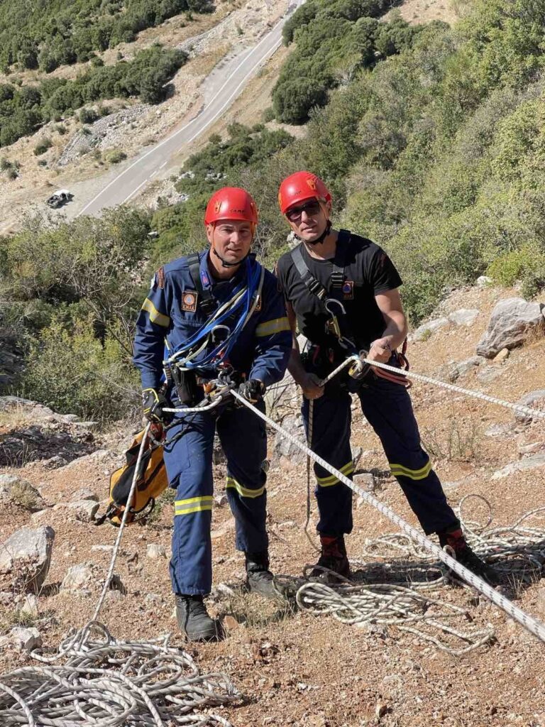 Πάτρα: Πυροσβέστες σκαρφάλωσαν και απεγκλώβισαν σκύλο από βράχια - Επιχείρηση στη Ζουμπάτα ΦΩΤΟ 6 Πάτρα: Πυροσβέστες σκαρφάλωσαν και απεγκλώβισαν σκύλο από βράχια - Επιχείρηση στη Ζουμπάτα ΦΩΤΟ