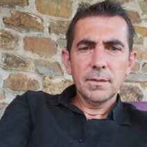 Αχαΐα: Θρήνος στο Κάλφα για τον τραγικό θάνατο πατέρα μπροστά στα μάτια του γιου του ΦΩΤΟ 1 Πρόσωπα σε πένθος στο Κάλφα της Αχαΐας μετά το τραγικό θάνατο ενός …