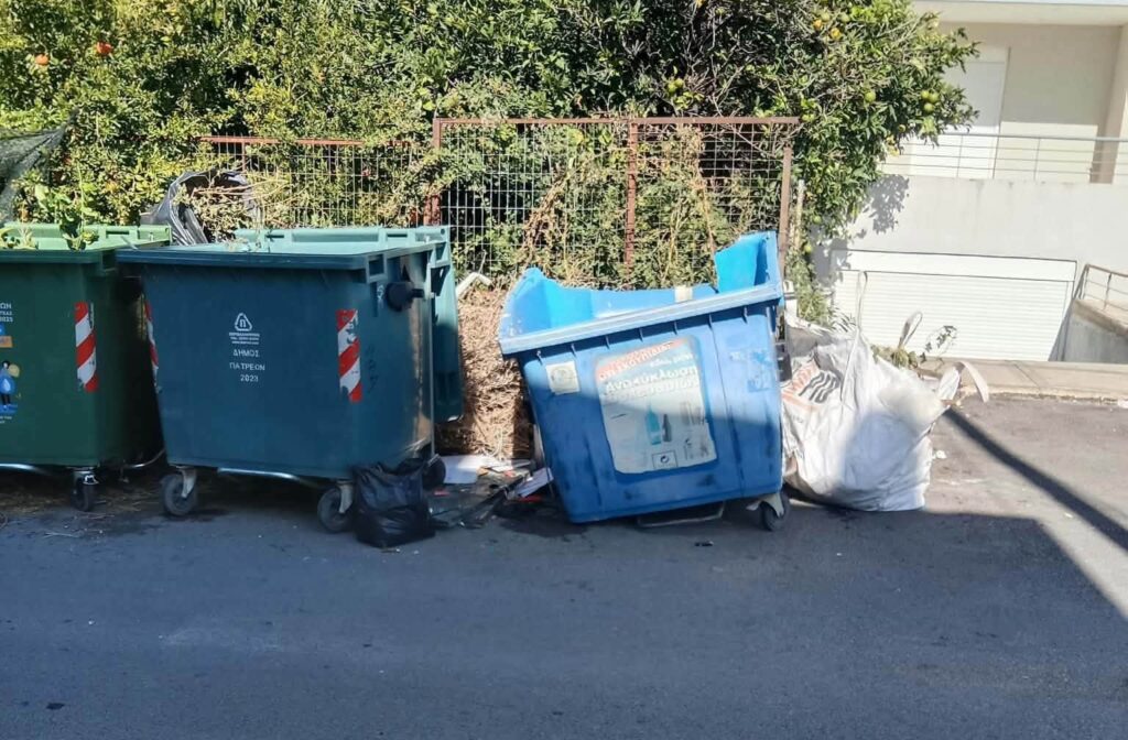 Πάτρα: «Θλιβερή κανονικότητα» τα σκουπίδια στην οδό Δαμίρη ΦΩΤΟ